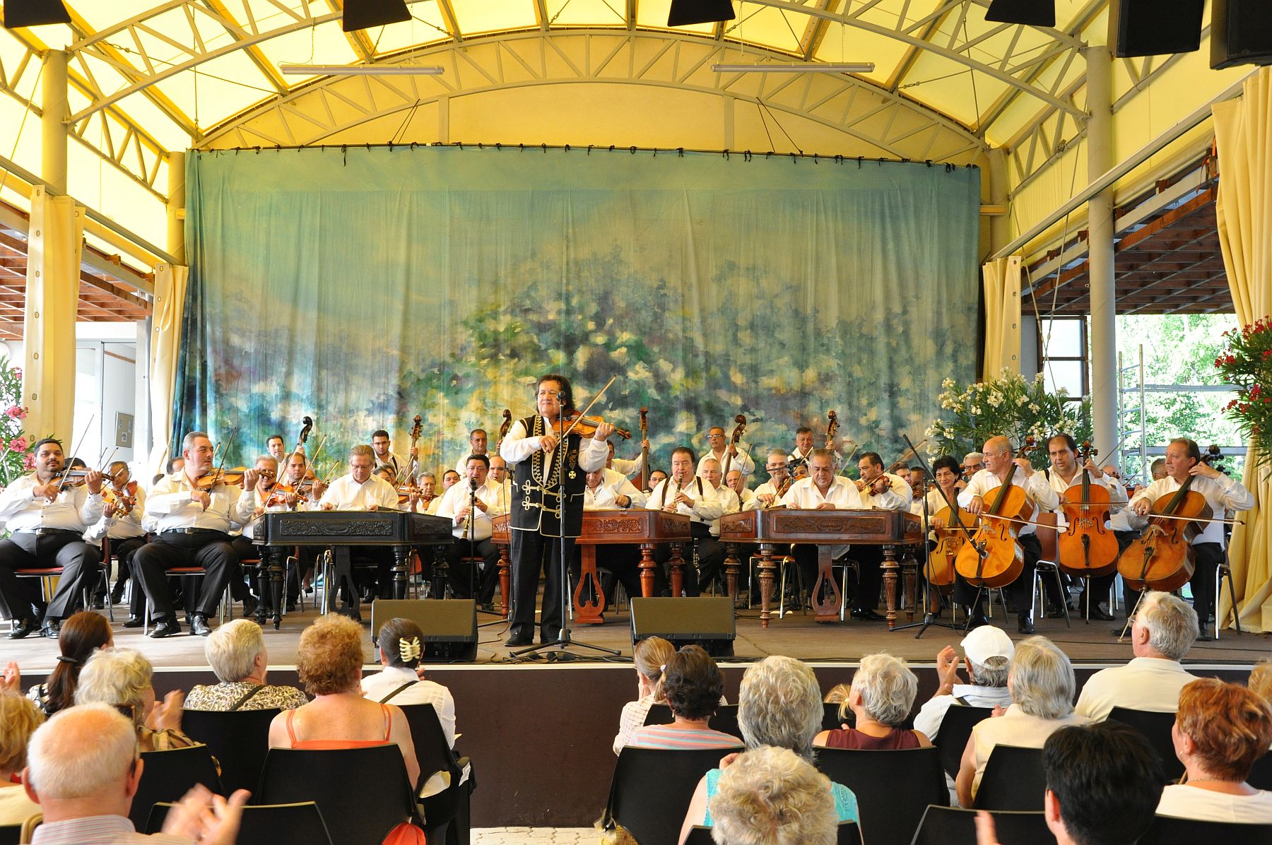 A 100 Tagú Cigányzenekar koncertezik a Feketehegyi Kultúrudvarban szombaton